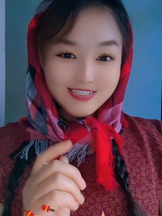 今天把妈妈结婚时的围巾拿来当了一回道具,看我扮的像不像?😜😄😄😄#最美村花 #快乐生活快乐你我 #喜欢就关注我吧 #喜欢的点个赞 #凤翔