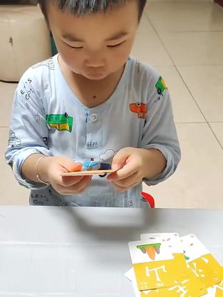 还在担心孩子识字量不够吗?试试这套象形识字卡,它用有趣的图案帮助孩子认字,每个字都对应着一幅图,而且都是大图大字的设计,孩子很容易就能记住,识字变得像玩游戏一样简单,既能提高孩子的识字能力,还能增加亲子间的互动,赶快给孩子安排起来吧!