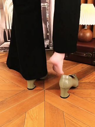 穿上就不想脱的舒适中跟鞋,运费险让你放心试穿! #40414243大码女鞋#2025新款夏季大码女鞋#圆头低跟妈妈鞋 #夏季浅口一脚蹬豆豆鞋 #酒红色低跟豆豆鞋