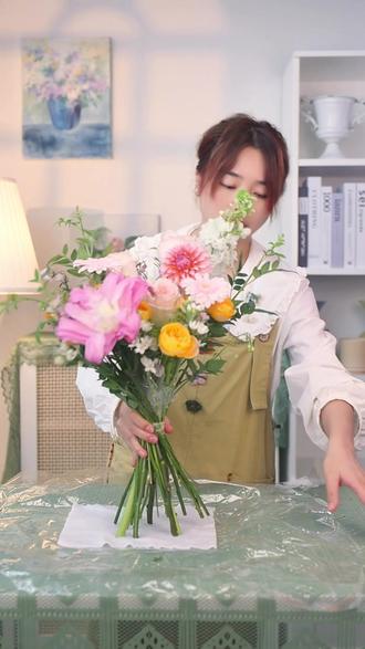藏在花里的春天|韩式花束制作教程 保姆级花束教程来啦!📝
今天拆解这束超火的韩式清新花束,从花材搭配到包装技巧,一步一步教你做。
• 花材:重瓣粉百合、粉玫瑰、果汁阳台玫瑰、大丽花奶油桃子、小雏菊、
• 重点:配色要柔和,层次要错落,包装要突出温柔感
跟着做,你也能包出花店同款高级感花束,再也不用羡慕别人啦~
#花艺教程 #花店日常#花艺培训#春日花束 #花束包装教程#花店