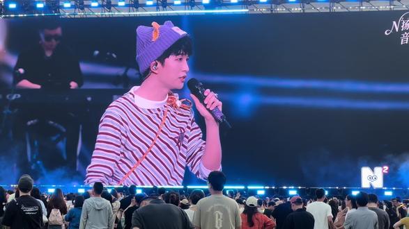 音乐节后需要戒断,黄子的兵在哪里! 真的好可爱好萌啊,这个小帽子真适合他#每一场演唱会都值得被记录 #疯狂打call #粉丝互动live #黄子弘凡 #枣林湾音乐节