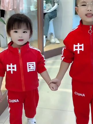 入秋了,天气渐凉,给孩子准备了中国红套装,上身好运动好大气呀,一整套款式也太上档次了#高品质童装 #谁穿谁好看 #萌娃穿搭 #生女儿就是用来打扮的
