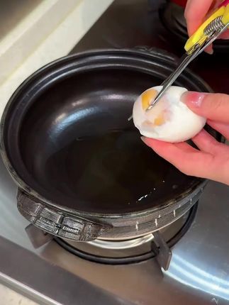 早上来一碗暖心又暖胃的咸鸭蛋虾仁粥,简直不要太幸福啦!#海鲜粥 #营养粥 #咸蛋虾仁粥 #我的厨房日记 A