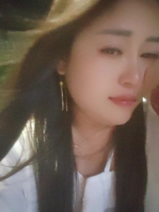 一个人坐了好久,想了好多事,久久不能释怀。突然感觉原来四十几岁才能真真切切体会到生活的无力感。就好像走到了生活的分岔路,一边是柴米油盐,一边是再也回不去的青春岁月...…#小酒解心宽