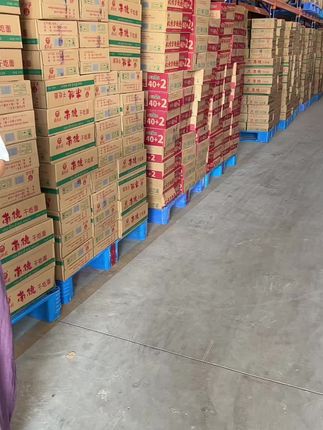 这可是我们八零九零后的回忆,南德老北京方便面,记得以前小的时候只有过年的时候才能吃得上,现在想吃什么时候都能吃,有辣和不辣两个口味,可以干吃,也可以煮着吃,我更喜欢煮着吃,煮它的时候记得把调料全部放进去,煮它三五分钟即可开吃,你看它每一个面条上面都裹满了汤汁,真的太香了。  #老北京方便面 #好吃到停不下来 #南德方便面 #妈呀太香了 #童年记忆小零食