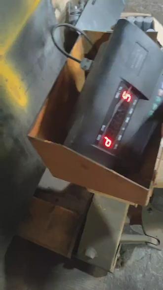 叉车秤称重不准?别慌!教你三步搞定电子秤搬运车校准,精度瞬间拉满!
步骤
按“校准键”进入设置模式
放置标准砝码(如500kg)
输入砝码重量,按“确认”完成校准
注意事项
校准前确保秤体空载且水平放置
砝码需定期检定,保证精度
若校准后仍不准,检查传感器是否损坏
#电子秤搬运车 #叉车秤校准 #称重设备 #工业计量 #搬运车维修 #电子秤教程 #仓储物流 #精度校准 #叉车配件 #计量器具