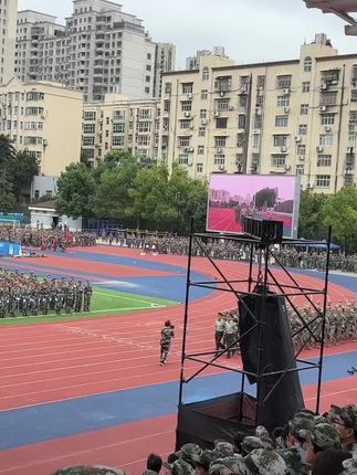 教官在全体师生的感谢声中退场,同学们依依不舍,教官眼含热泪! #军训场面 #英姿飒爽 @抖音小助手