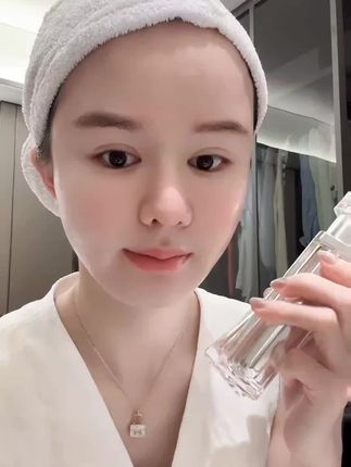 薅到了荟悉舒缓霜的羊毛,你们自己点链接看看才多少钱!它对付换季干燥起皮、泛红敏感很有用,肤感润而不油,很快就能吸收。洗完脸后薄涂一层,再涂防晒和粉底液,整个皮肤又稳又安。大家趁它羊毛还在赶紧去薅,别等品牌方反应过来就来不及了!#荟悉 #舒缓霜 #修复 #抗衰老