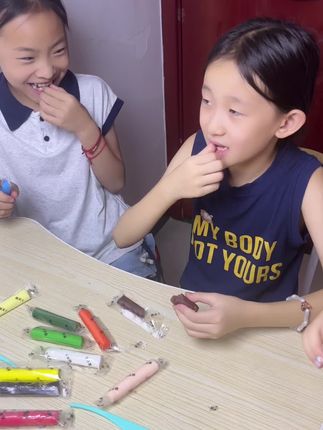 见过彩泥,你见过可以吃的彩泥吗?千其糖食玩彩泥由进口白糖砂糖和食用油脂制作,孩子在玩耍过程中再也不担心误食啦#千其糖彩泥 #食玩彩泥 #千其糖 #彩泥手工 #diy彩泥玩具