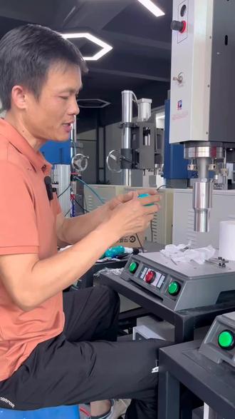 如何用#超声波焊接机 焊接高光面塑料玩具球,焊接要做到密气防水。#超声波焊接 #超声波焊接塑料 #超声波焊接设备 #塑料玩具加工