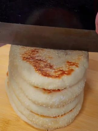 只要加热就可以吃的#口袋饼 ,夹菜夹肉都特别香~#早餐饼鸡蛋灌饼 #发面烧饼正宗做法 #口袋饼#早餐饼@DOU+好生意 @DOU+小助手 @DOU+上热门