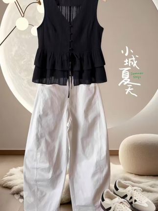 夏天没件绝美衬衣可不行!这款通勤衬衣,V领巧妙拉长颈部线条,荷叶边灵动俏皮。修身版型勾勒好身材,上身超显气质。黑白经典色任选,各种风格。面料亲肤透气,告别闷热,职场、休闲都能穿!#微胖女孩夏天就要大胆穿 #摆脱路人感的小个子女生穿搭 #出游穿搭思路分享 #创作者中心 #创作灵感
