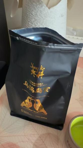 乌鸫来我家阳台筑巢记 乌鸫🐦⬛孵蛋平均40-50分钟,母鸟就要飞出去觅食。我买了一袋乌鸫专用的鸟粮投喂给它。它一开始不吃,可能是担心什么吧。第二天从监控中,发现它吃了,开心😃#乌鸫#乌鸫来阳台筑巢#乌鸫吃什么#与野鸟之间如何建立信任