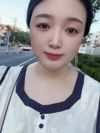 遛娃走起#日常遛娃系列 #带娃晒太阳补钙又补爱 #陪娃时光当然要拍照记录啊 #上热搜 #出来逛逛心情美美哒