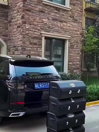 我买的车载收纳箱终于到了,它是这种可以折叠的,不用的时候放在车里也不占地方,展开后就是一个结实的箱子,还是大容量的,可以装很多东西,像平时车上要用的纸巾、水杯都可以放进去,拿取也很方便,有了它再也不用担心车里会乱糟糟的了,真的太实用了!
