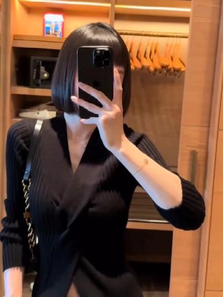 姐妹们,这件衣服穿上就是这种简单大方、慵懒随性的感觉,而且特别显瘦。谁懂这件深V长袖的含金量,单穿内搭时尚感满满,上身遮肉显瘦还很提气质~#早秋新款#强烈推荐 #针织毛衣 #高级感穿搭