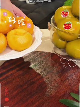 山西阳丰脆甜柿子!!终于上市,去年吃过一次 馋了一整年!吃起来脆甜多汁 一口下去嘎嘣脆!刚收到吃了好几个真的好吃哭了 #阳丰脆柿 #脆柿子 #柿子 #脆柿子好吃 #新鲜应季水果@DOU+小助手 @DOU+上热门