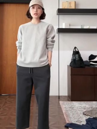 这条裤子它是那种简约的设计,而且还是松紧腰的,穿着很舒服#九分裤 #直筒裤 #显瘦裤子 #极简穿搭 #显瘦穿搭