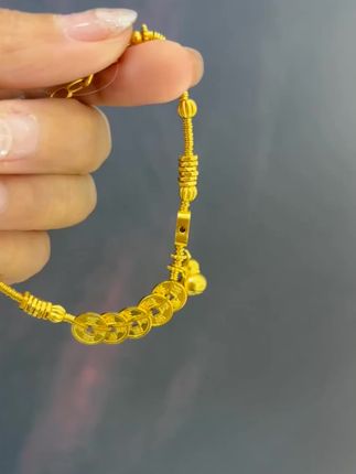 闪闪发光,遇光则亮,遇光则闪,戴上这款手链,如同璀璨星河般的感觉。所见解锁的品质,所见解锁质量。
