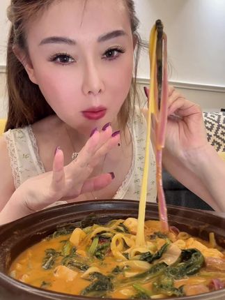 又入坑了哈哈哈,少放点水才能黏糊哈!#麻辣烫 #东北黏糊麻辣烫 #李海龙麻辣烫
