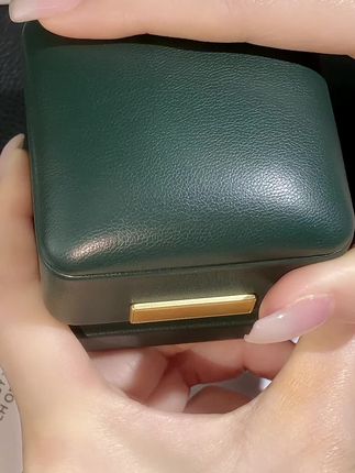 人鱼之泪戒指象征着纯洁、至真和自由。它的设计灵感来源于海洋深处的人鱼传说,寓意着打破常规,追求自我价值的实现。戴上它,仿佛拥有了海洋的广阔胸怀,能够勇敢地面对生活中的困难。#戒指 #仙女必备 #高级感 #强烈推荐
