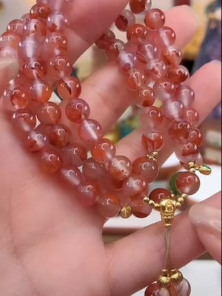 宝子们!周西西精美珠宝南红三圈手串,精选优质南红,颗颗直径约7mm,色泽红润浓郁。三圈设计可随心叠戴,日常搭配简约服饰能提亮整体,配古风穿搭也很适配,精致又有韵味,妥妥提升气质~#手串搭配#南红手串#三圈手串#南红玛瑙#手串