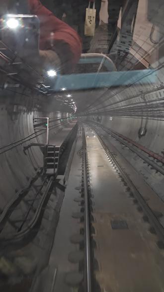 隧道深处的光,像一束不肯熄灭的希望,沿着铁轨延伸向未知的远方。钢筋与电缆交织成网,仿佛时间在此刻凝固,又在无声中奔涌向前。每一道焊痕都是岁月的印记,每一寸轨道都承载着前行的重量。#项目建设#流动焊接维修#工程之美
