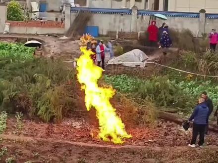 四川蓬安县一菜地不明原因冒出神秘火
,已燃烧了9天