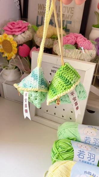 10分钟一个简单的粽子挂件~教程 粽子挂件:🧶:若羽四股奶棉 色号:10 24 段染绿色 钩针:2.0#针钩教程 #毛线挂件 #钩织粽子 #钩织粽子教程 #毛线挂件