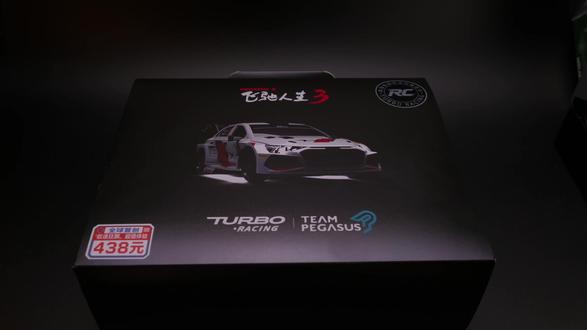 浓缩的绝对是精华 Turbo Racing 与《飞驰人生3》联名电影周边 76比例遥控车
在这么小比例的体积下,还做到了遥控操作,灯光,内置陀螺仪等性能
实在是超乎我的想象。
而且外观方面重现的也不错
小巧的体积适合在家里任何地方来一场“拉力赛”
#飞驰人生3 #Turboracing #遥控车 #奥迪a3sportback #小比例车模