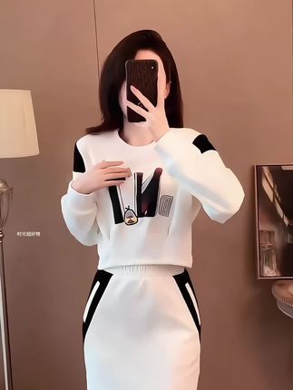 时尚休闲运动服套装春秋季新款小个子洋气卫衣半身裙两件套#时尚穿搭女装 #高级感穿搭 #套装显瘦穿搭 #气质女神穿搭 #穿出自信穿出美丽