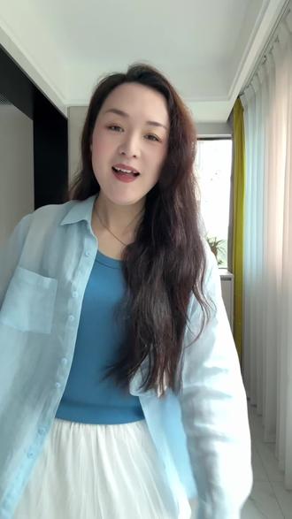 原歌家天丝苎麻衬衫太爱了
三款颜色纠结好久
最后敲定浅青蓝
上身巨衬肤色,妥妥提亮气色
日常随便搭都好看
清爽透气还舒服,气质氛围感直接拉满#蓝色衬衫女生 #蓝色上衣治愈系 #衬衫女孩 #原歌时装 #原歌