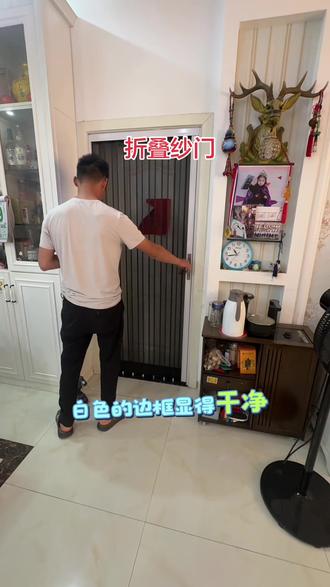 大家担心,走来过去,纱门的地轨道咋样呀,别踩踩断了,😂来看看这可是纯铝的轨道,随便踩,随便踏跳都没事,你们要的白色边框折叠纱门,看效果吧,也好看呢,纱门一装再也不和蚊蝇斗智斗勇了