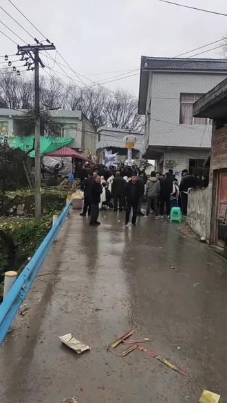 每当我们邻居的人阴阳两隔的时候,心里特别的难受,尤其是与我们一起长大的突然之间就走了,心里面简直不是滋味,我的好六哥才47岁就与我们永别了,但愿下辈子还是好弟兄,好邻居,六哥你应该是太累了,好好的休息吧!