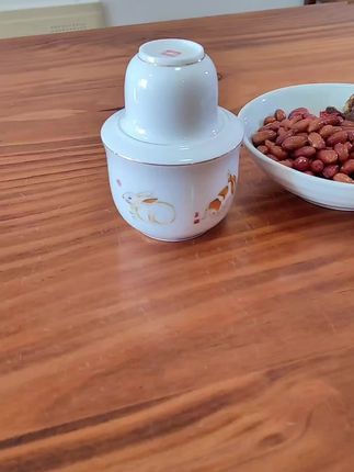 熟悉的旋律,熟悉的场景, 一个人一壶酒,微醺中找自己挺好。 #喝点啊 #小酌微醺 #温酒壶 #品酒人生 #记录生活
