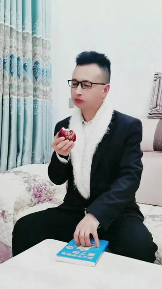 平安夜吃苹果,过圣诞节,都是外国节日,不提倡,也不抵制,遥想当年,在外贸公司上班,喊英文名,唱英文歌,喝咖啡,现在离职以后,都戒了好多年了#真实生活分享官#同城优先推荐#创作人计划#我要上热们 #征婚交友