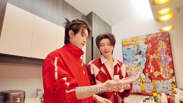 #新年快乐 #云旗 #郝熠然 普普做饭还是有两下子的,这两个人好像真是过上了!还挺幸福呢!