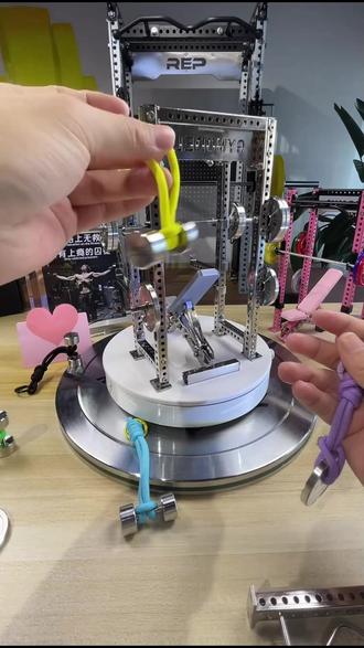 告别枯燥健身,这款挂件让哑铃更有型! #居家锻炼 #哑铃