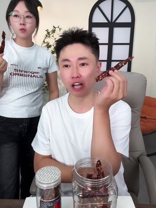 自然风干,只为一口纯粹好肉 精选优质鸡胸肉,采用传统风干工艺,锁住原始肉香与营养。每一片都肉质紧实,嚼劲十足,越嚼越香——是健身达人的能量补给,上班族的解馋零嘴,户外旅途的便携美味