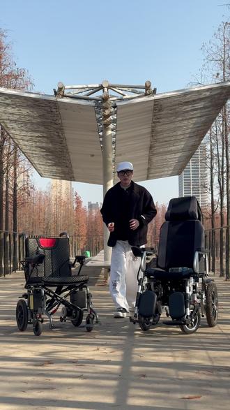 爸妈出行更轻松!智能电动轮椅,一键躺下自在随行 家里有需要坐轮椅的人一定要试试这款!能自动调节高度、角度,还能当床睡觉!#关爱老人 #电动轮椅 #老年人代步 #适老化产品 #户外