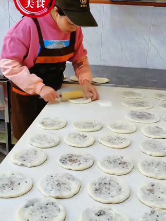 #早餐饼 #梅干菜饼。做的时候不用解冻,放锅里煎一下两面金黄就可以出锅了! #大人小孩都爱吃 #美味早餐 #外酥里嫩