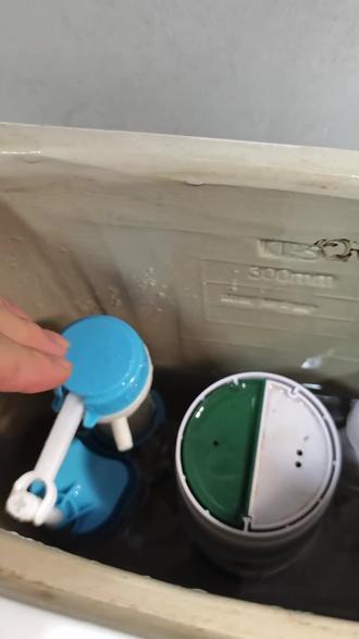 教你自己在家更换马桶配件。马桶上水器。感觉有用,点个关注吧#维修马桶。#更换马桶配件#更换马桶上水器