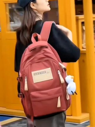 #创作灵感这个双肩包真的太适合学生党了!可以轻松放下你的课本、笔记本电脑和平板。它还是韩版的风格,特别好看,而且很轻便#双肩背包#开学必备#好物推荐