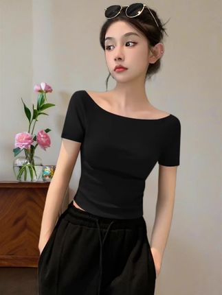 ### 🔥💥绝了!这件黑T让我秒变人间蛊王🖤 宝子们👋🏻!我最近挖到一件本命战袍——VOCKOO夏季黑色一字领短袖T恤😍!棉质面料软fufu像云朵☁️,上身凉快不闷汗💦。露脐设计直接拉长腿部比例🦵🏻,法式慵懒感拿捏得死死的~ ✨亮点一:一字领+微露肩,锁骨杀太撩人啦🥰!拜拜肉瞬间隐形👯♀️; 🎀亮点二:短款版型超显腰线,小肚子?不存在的👌🏻!搭配高腰裤绝绝子💯; 🌟亮点三:纯黑基底自带高级滤镜🖤,随便搭条项链都像刚从秀场下来💃🏻。 我穿它去约会被要链接三次🤣!姐妹们信我,这件真的是显瘦天花板🏗️!你们衣柜里还缺这样一件万能打底吗❓快来评论区交出你的搭配小心机呀~ #夏日穿搭 #显瘦神器 #法式风情 #露脐T恤 #一字领单品