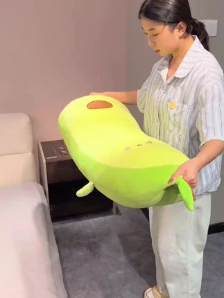卡通牛油果抱枕 毛绒面料顺滑棉软 填充饱满柔软舒适 送给女朋友的初秋礼物#抱枕 #抱枕靠枕 #陪睡抱枕#抱枕礼物 #抱枕女生睡觉专用