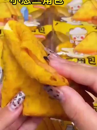 这个小葱三角包真的超好吃!我家女儿超喜欢吃,咸香软糯巨好吃,一口下去真的太香啦!!
