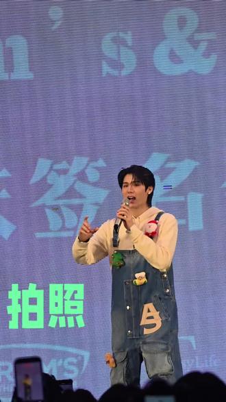 我在洪崖洞碰到这个帅哥,应该也想要微信吧#peat #福福桃桃 #重庆