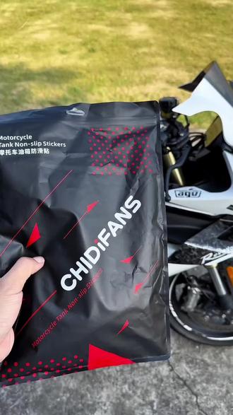 新出的这款配色真的好看 简直是黑白车的福音 250和450都是通用的 还有其它颜色可以选择#机车#油箱贴 #摩托车#骑行装备#机车装备 @抖音小助手 @DOU+小助手