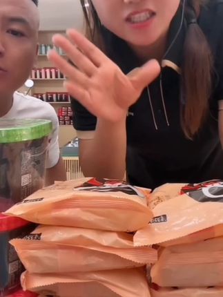 你可以没去过河南,但是你一定要尝尝这碗河南的烩面。它的配料表很干净,都是厨房常见的调料,而且它是非油炸的手工制作的面片,吃起来爽滑劲道,一口面一口汤。#面片#爽滑#好吃又实惠#夜宵