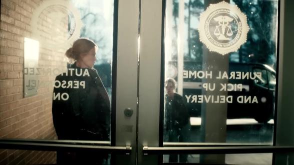 妮可·基德曼太高产了!!由她主演的犯罪悬疑剧《首席女法医》开播了!
由柏林电影节最佳导演大卫·戈登·格林+夏洛特·布伦德斯特伦(《幕府将军》《猎魔人》导演)联合执导,妮可·基德曼、杰米·李·柯蒂斯等主演。
改编自帕特丽夏·康薇尔(Patricia Cornwell)的全球畅销法医悬疑小说系列(创作于90年代),该系列被誉为“法医探案题材的开山之作”,系列小说内地有出版。
故事聚焦法医病理学家凯·斯卡佩塔(Kay Scarpetta)重返故乡弗吉尼亚州,调查一起连环谋杀案的过程。案件线索关联到她28年前经手的成名案件,试图揭露真相的同时面临职业与个人生活的双重危机。
剧集于今日(3月11日)在亚马逊Prime独家上线,首播日即放出全季(共8集,每集45分钟)。
#新剧推荐 #妮可基德曼 #犯罪悬疑 #美剧